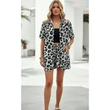 Conjunto de dos piezas compuesto por una camisa de manga corta con cuello italiano y cierre frontal de botones, y un short con cintura elástica y bolsillos laterales. Ambas prendas presentan un diseño estampado de animal print.