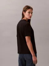 Remera de algodón de cuello redondo y manga corta en color negro, con el logo gráfico de Calvin Klein bordado en el pecho.