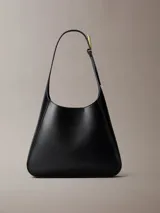 Cartera mediana Calvin Klein de poliuretano color negro, diseño estructurado tipo hobo, con correa de hombro ajustable y detalles metálicos dorados.