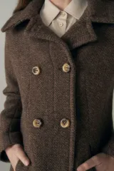 Chaquetón de lana fina color beige con cuello solapa, doble abotonadura frontal, bolsillos ojal y forro al tono.