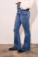 Pantalón de jean azul de tiro medio y corte flare.