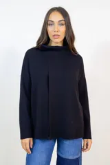 Polerón de cuello alto tejido, con diseño de corte asimétrico en el frente y mangas largas de hombros caídos.