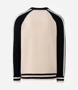 Suéter de punto con corte boxy, diseño bicolor en crema y negro. Presenta cuello en V, mangas largas con rayas laterales y estampa frontal con lettering Untitled y detalles gráficos. Cuenta con terminaciones acanaladas a rayas en el ruedo y puños.