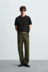 Camiseta de manga corta color amarillo pálido, con cuello redondo acanalado y corte relajado.