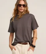 Remera oversized gris de mangas cortas, confeccionada en algodón peruano, con cuello redondo y diseño liso sin estampa.