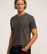 Remera blanca de corte slim para hombre, confeccionada en algodon peruano con cuello en V y mangas cortas.