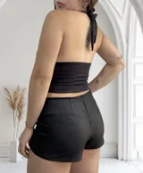 Top amarillo pálido con cuello halter y escote profundo. Se puede usar de múltiples formas.