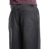 Pantalon jean de corte muy relajado, color negro con efecto lavado y ligero desgaste en los muslos.