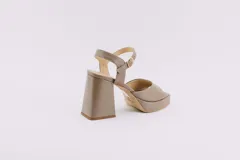 Sandalias rojas de cuero con plataforma y taco cuadrado.