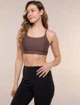 Legging deportiva negra de tiro alto, confeccionada en tejido de alta densidad, con ajuste entallado en los muslos y diseño acampanado desde la rodilla hacia el ruedo. Cuenta con una pretina ancha lisa que brinda soporte y contención abdominal.