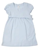 Vestido corto celeste a rayas verticales, con cuello en V, mangas cortas abullonadas, corte a la cintura con frunces y lazo para atar.