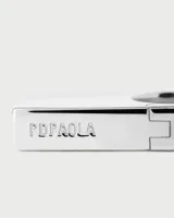 Aros geométricos distintivos de plata con forma cuadrada alargada.