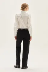 Jean recto tiro medio color negro con textura sutil de animal print.