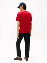 Remera roja de Tommy Hilfiger de puro algodón, con cuello en V y logo bordado en el pecho.