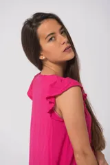 Vestido largo de simil lino con volados en el ruedo y mangas cortas con volados.