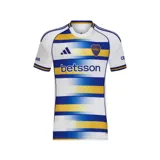 Camiseta de fútbol Adidas del Boca Juniors, correspondiente al tercer uniforme. Diseño de fondo blanco con franjas horizontales degradadas en azul y amarillo, cuello redondo y mangas cortas. Incorpora tecnología AEROREADY.