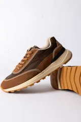 Championes urbanos Urban Haus modelo Julen, con diseño de paneles en tonos verde oliva y beige. Presentan una combinación de texturas en gamuza y material sintético, con suela de goma dentada en color caramelo.