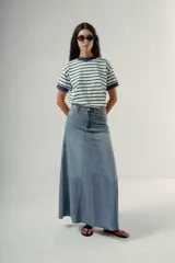 Camiseta de algodón orgánico con diseño a rayas horizontales verdes y blancas, cuello redondo y bordes de mangas en color azul marino. Presenta una letra R bordada en el pecho.