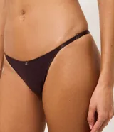 Kit de dos bombachas tipo colaless confeccionadas en microfibra, con diseño de hilo doble y tirantes finos ajustables en los laterales. Incluye una pieza en color negro y otra en color beige.