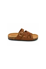 Sandalias de tiras entrelazadas color marrón tostado, con plantilla anatómica, base tipo corcho y una tira superior con hebilla metálica ajustable.