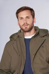 Campera de abrigo azul marino resistente al agua con capucha desmontable, cierre metálico y botones a presión personalizados. Tiene bolsillos en el frente y dos bolsillos internos.