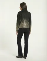 Chaqueta de símil gamuza marca Ruby Rd en color negro con un llamativo efecto degradé metalizado en tono dorado. Presenta un diseño tipo biker con cierre frontal asimétrico, solapas con broches a presión y bolsillos laterales con cierre.