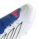 Championes de fútbol Adidas Predator Club FG/MG, color blanco con lengüeta azul plegable y detalles en negro y rojo.