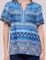 Blusa estampada en tonos azules con escote en V y cuello con frunces. Tiene mangas cortas amplias estilo mariposa y corte recto a la cadera.