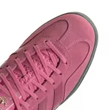 Championes adidas modelo Gazelle, color fucsia, confeccionados en gamuza con las icónicas tres tiras laterales y suela de goma negra.
