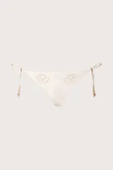 Calzón de bikini de tiro bajo en color crema, con lazos finos ajustables en los costados y detalles de bordado con cuentas en el frente.