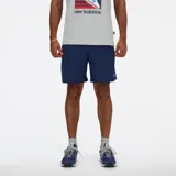 Short deportivo New Balance azul marino, con bolsillos laterales y logotipo reflectante de la marca.