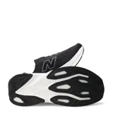 Championes de running New Balance modelo Kaiha, color negro con entresuela blanca y detalles en tono rosado pálido. Presentan un diseño de malla transpirable con el logo N característico en el lateral.