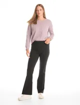 Legging de tiro alto con cintura ancha modeladora y faja interna de compresión. Presenta un diseño de pierna entallada con terminación acampanada en el bajo.