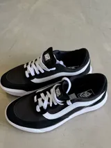 Championes Vans Ultrarange 2.0 SE, color negro con detalles en blanco, cordones blancos y suela blanca. Confeccionados en gamuza y tela, con entresuela UltraCush™ Lite y suela waffle inversa.