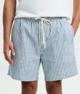 Bermuda masculina de sarga de algodón con estampado de rayas verticales blancas y azules, cintura elástica con cordón ajustable y bolsillos laterales.