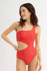 Malla entera asimétrica roja con textura acanalada y abertura en la cintura.