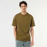 Remera de manga corta color verde militar, de corte oversize con cuello redondo.