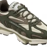 Championes Lacoste de diseño urbano con paneles superpuestos en tonos verde oliva, gris y crema. Presenta una suela robusta con amortiguación visible y detalles de la marca en el lateral y la lengüeta.