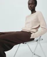 Jersey de punto fino confeccionado en 100% cachemira, con cuello redondo, manga larga y diseño recto.