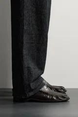 Mocasín de vestir marrón oscuro para hombre, con diseño de antifaz en el empeine, detalle fruncido en la parte delantera y suela con ligero tacón.