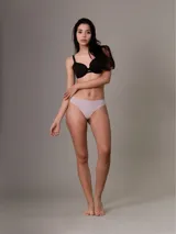 Colaless Calvin Klein de microfibra suave color rosado, con diseño sin costuras, bordes cortados a láser y logo estampado en la cadera.