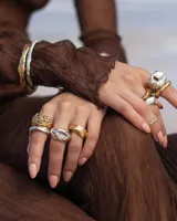 Esclava rígida de diseño artesanal con textura irregular y acabado metálico, ideal para uso diario.