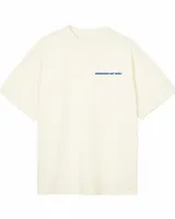 Remera de corte oversize color off-white, con cuello redondo y estampa pequeña en el pecho con la inscripción 'BOHEMIAN DIG' en color azul.