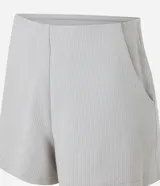 Bermuda deportiva femenina de microfibra con textura acanalada, color gris claro, de corte cómodo y ligero.