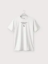 Remera oversize de algodón blanca con estampado frontal de coordenadas y texto "Cabo Polonio, Uruguay" en color marrón.