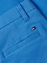 Pantalón chino Tommy Hilfiger para mujer, color celeste, de corte recto, con trabillas para cinturón, bolsillos laterales y cierre frontal con botón y cremallera.