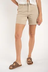 Bermuda de denim color beige, de tiro medio y corte recto.