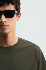 Remera de corte relaxed fit confeccionada en tejido de algodón con textura irregular, cuello redondo y manga corta.