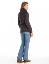 Campera de estilo envolvente color negro, confeccionada en tejido suave y elástico. Presenta cuello alto, mangas ranglan y cierre frontal oculto con botones a presión y cremallera. Incluye un lazo ajustable en la cintura para entallar la silueta, con puños y ruedo terminados en rib.