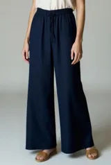 Pantalón azul de corte palazzo con cintura elastizada y cordón ajustable.